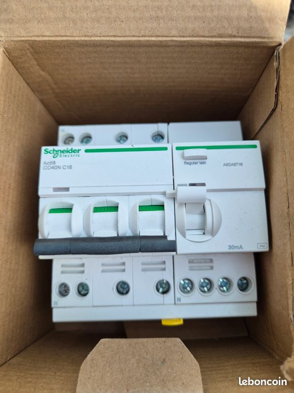 Acti9 iDD40N - Disjoncteur dif. - 3P+N 16A - Crb C - 6000A/10kA - 30mA Type AC (image 1)