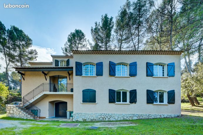 A vendre, une grande villa dans un vaste jardin 3100m2
