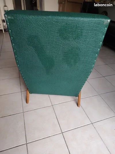 Fauteuil vintage style scandinave des années 60/70, structure en bois massif et assise/dossier en skaï vert (image 8)