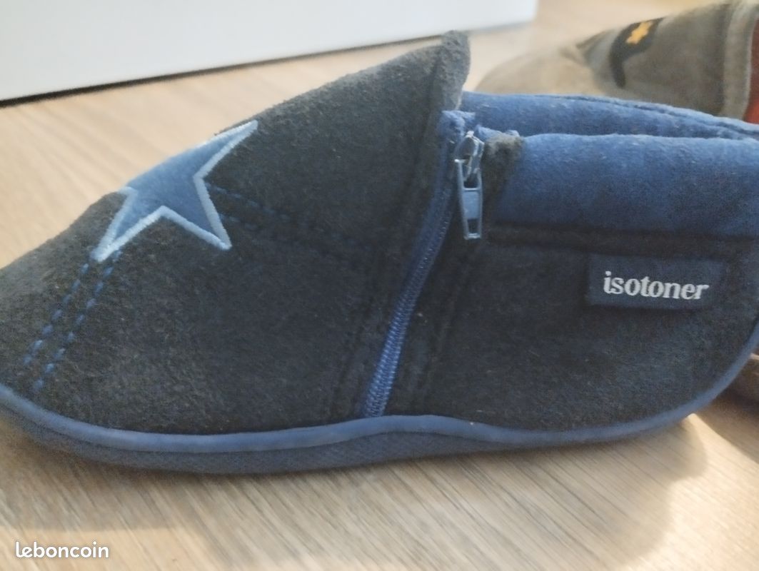 Lot de chaussons Isotoner pointures: 26, 28, 29 et 34 (image 3)