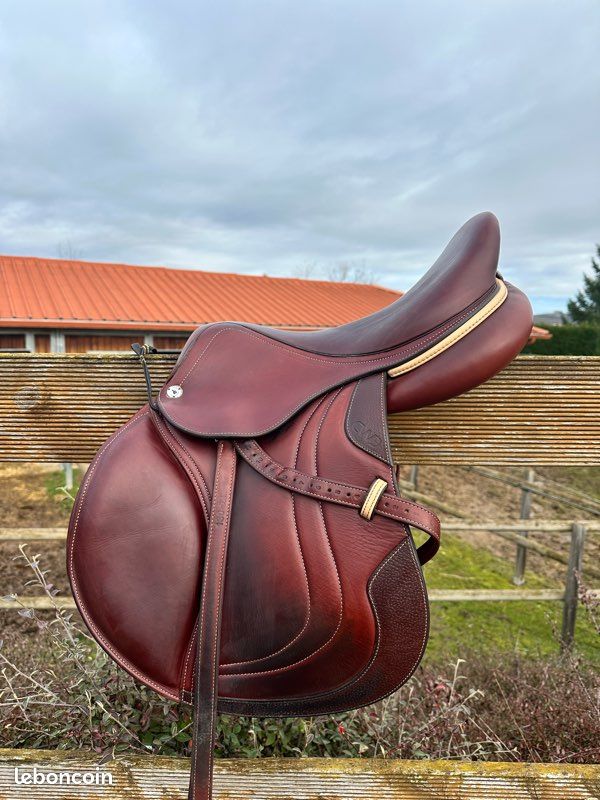 Selle CWD 2022 avec étrivière (image 1)