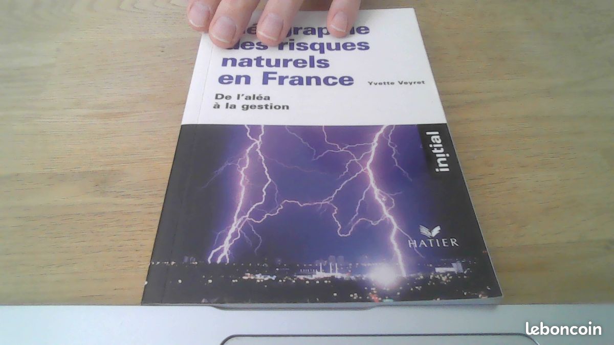 Yvette Veyret, Géographie des risques naturels en France, Initial, Hatier, 2004 (image 1)