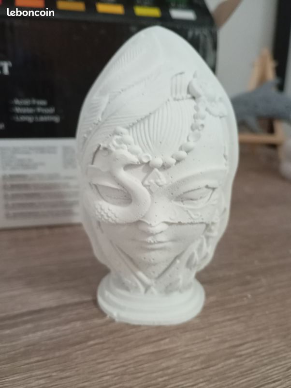 Décoration intérieure femme avec masque d oiseaux (image 1)