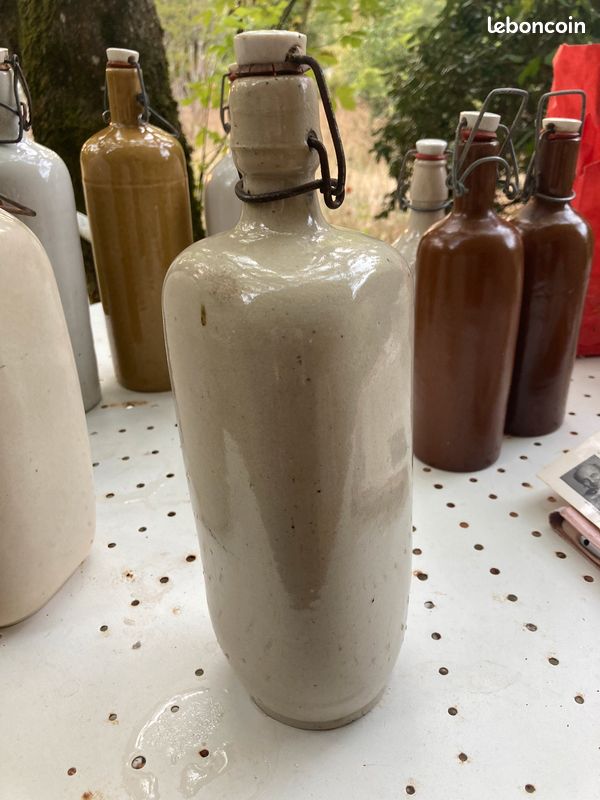 Bouteilles en grès triangulaire avec bouchon (image 3)