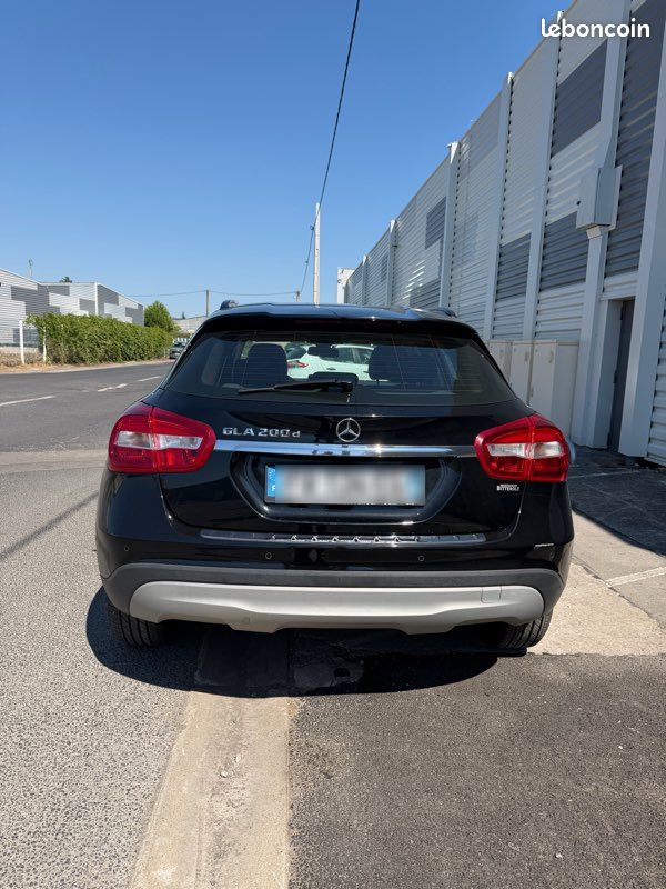 Mercedes GLA 200 – 2016 – Noir – Élégant et très bien équipé (image 1)