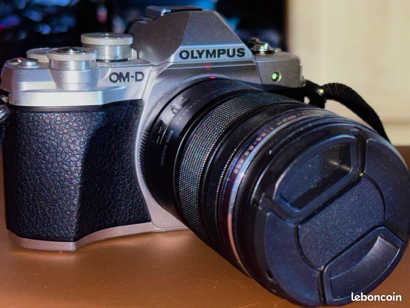 Olympus OM-D E-M10 Mark III + 4 objectifs (12-50mm, 14-42mm, 40-150mm) + bague macro (image 1)