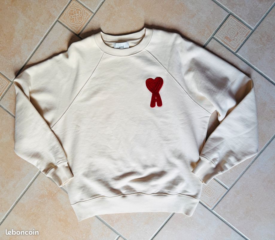 Sweat-shirt AMI de cœur – Crème – Logo brodé rouge – Neuf Vêtements