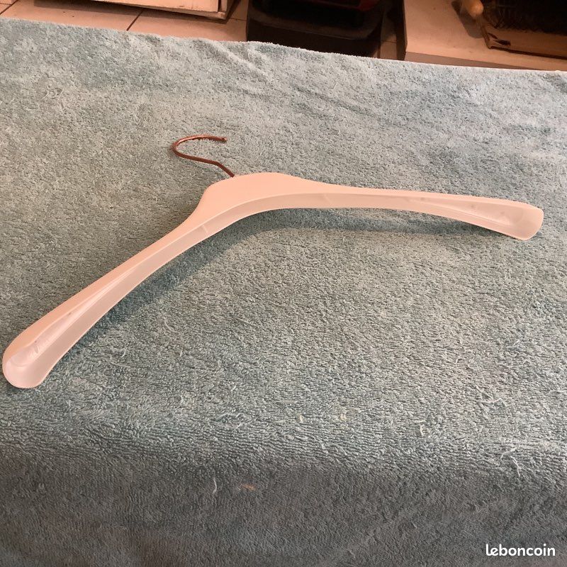 LOT 150 CINTRES PLAT MARQUE WIYA ÉPAIS 20 mm POUR ADULTE EN PLASTIQUE BLANC ÉTAT NEUF (image 5)