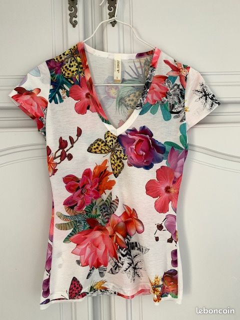 Top T-shirt fleurs et papillons (image 1)