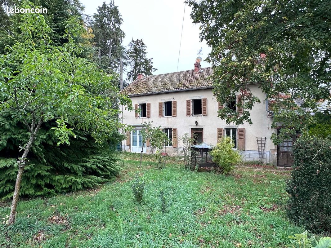 Maison 8 pièces 136 m² · à Charensat · 136 m² · 86 000 €