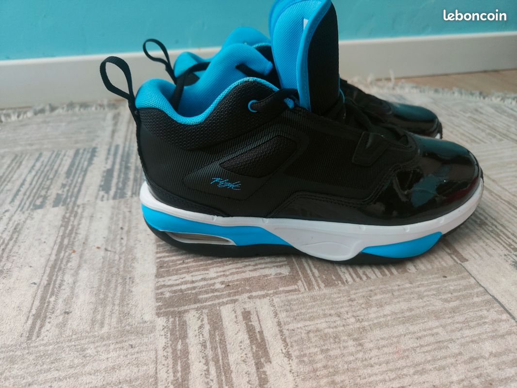 Jordan bleu et noir brillant Chaussures