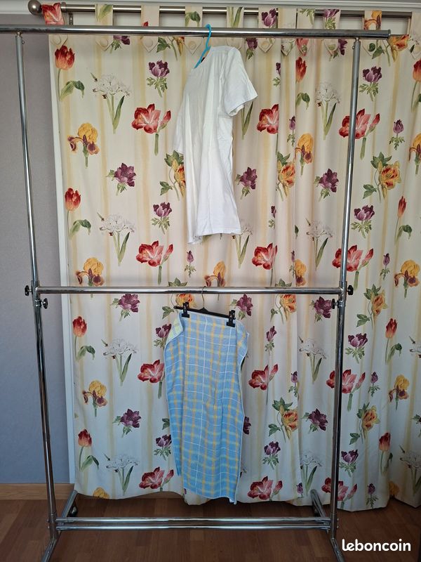 Porte vêtements à roulettes (image 2)