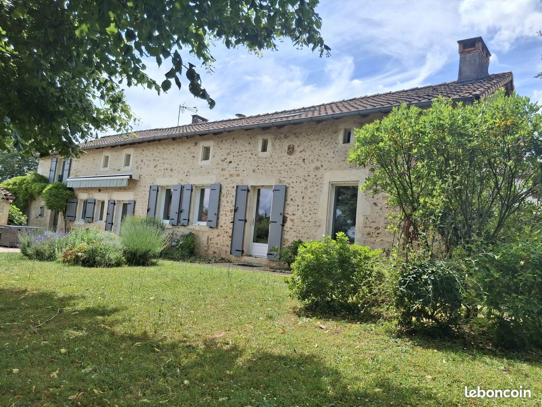 Maison 8 pièces 219 m² · à Chasseneuil-sur-Bonnieure · 219 m² · 442 000 €