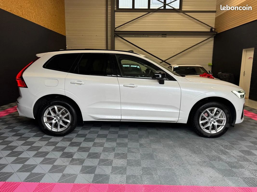 VOLVO XC60 T6 Recharge AWD 253 ch + 145 ch Geartronic 8 Ultimate Style Dark - 1ère main - Toit ouvrant - Sièges chauffants - Caméra 360 (image 4)