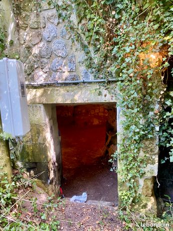 Cave dans le roc