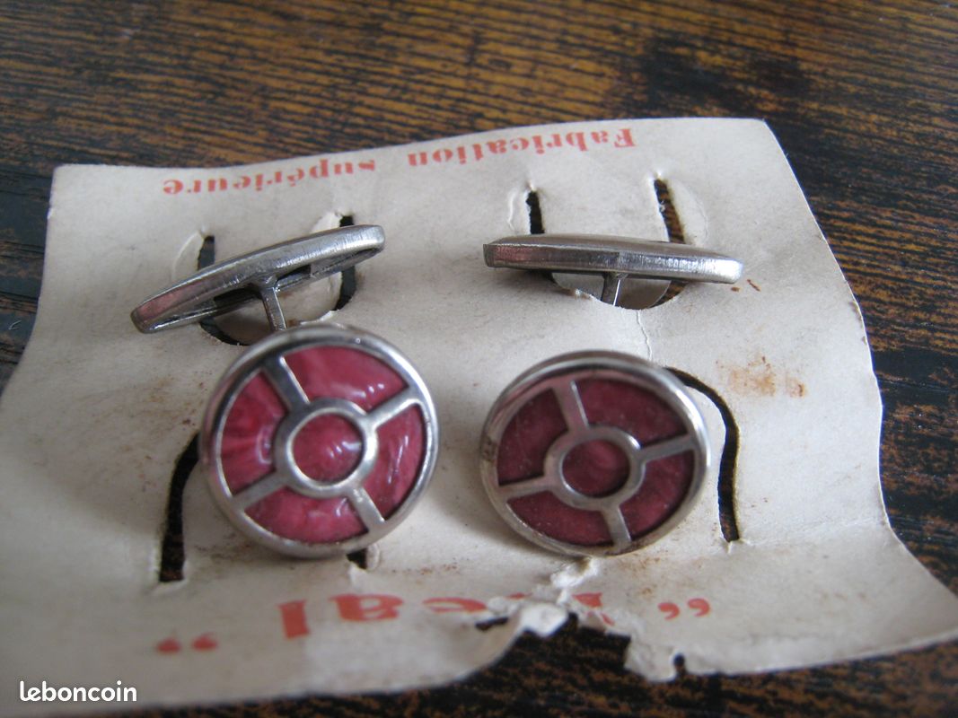 Paire de boutons de manchette vintage en métal argenté émaillé rose neufs (image 1)