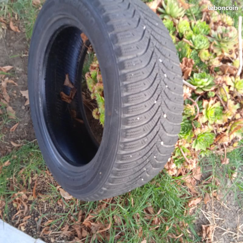 Pneu 185/55 R15 82 T marque Hangkook quasi neuf (hiver) (image 2)