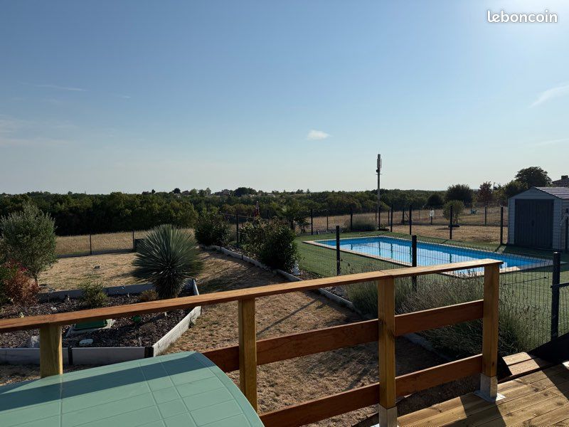 Maison style chalet en bois avec piscine (image 2)