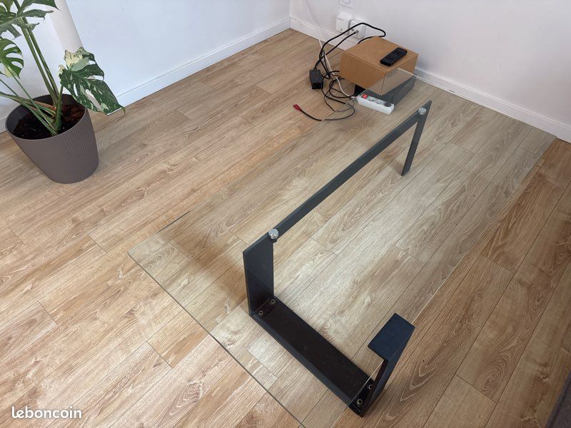 Table basse en verre pieds noirs (image 1)