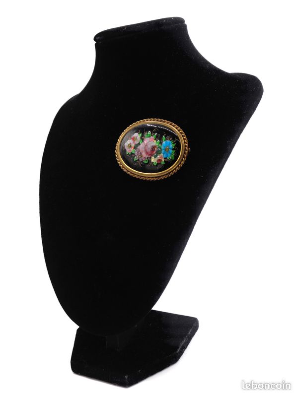 Broche vctorenne ancenne ovale remple d'or et d'onyx blanc lamné