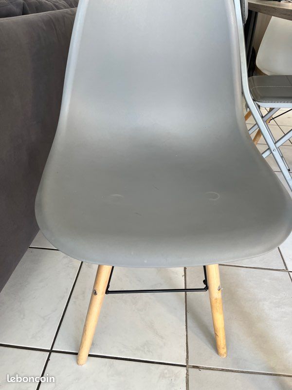 3 chaises en plastique (image 3)