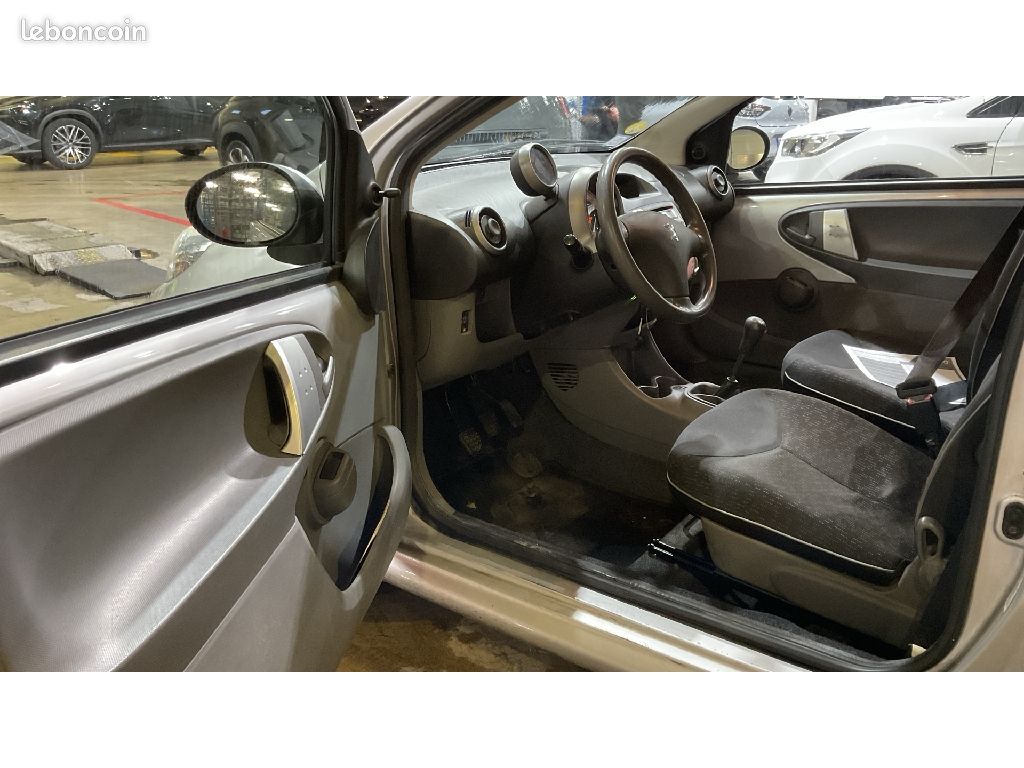 Peugeot 107 1.0e 12V 68ch BLUE LION Trendy (image 6)