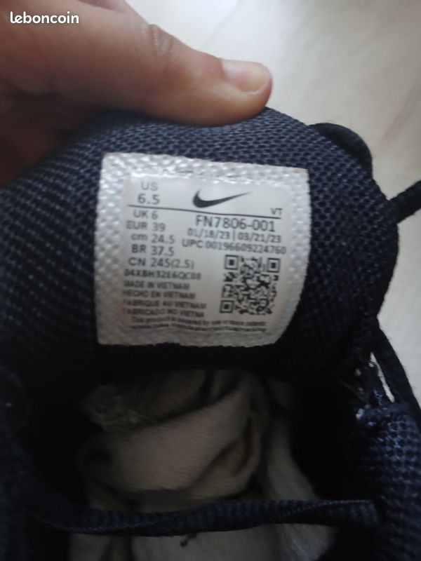 Paire de Nike Air Max Plus TN en taille 39, coloris noir / rouge / bleu (image 9)