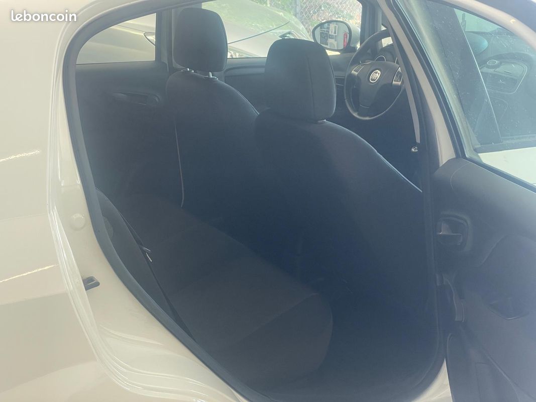 Fiat punto 1.3 d 80ch 2015 carnet (image 4)