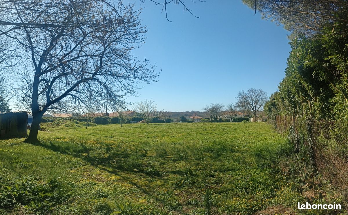 Terrain constructible tout à l'égout · à Le Champ-Saint-Père · 56 000 €