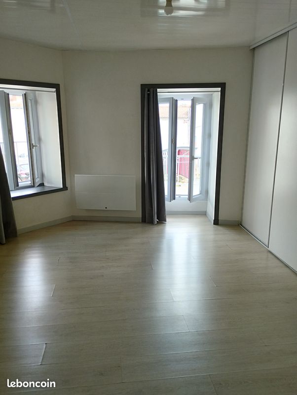 Location 70m² centre bourg à Saint Pierre des Echaubrognes (image 3)