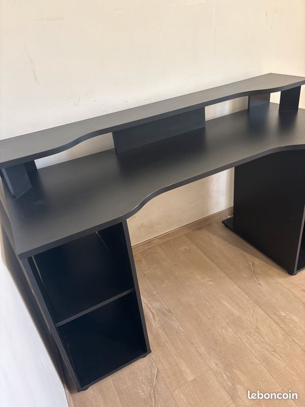 Bureau gaming (image 3)
