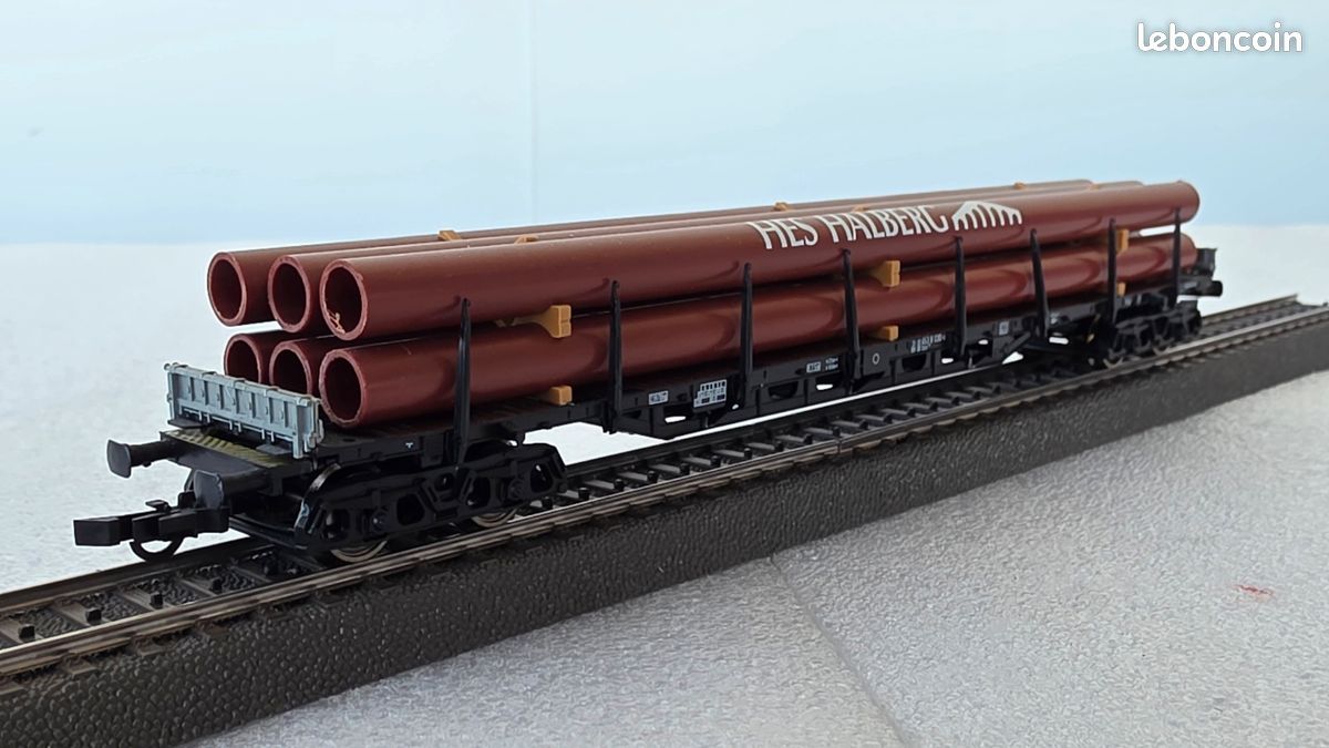 Roco H0 - Wagon plat de marchandises à 4 essieux, chargés de tuyaux avec l'inscription "HES Halberg" (image 1)