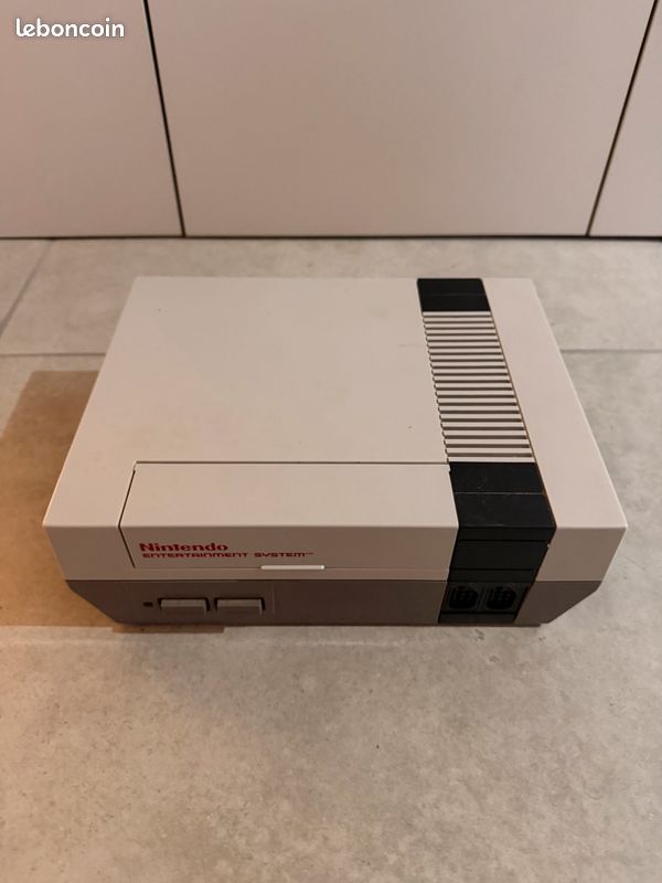 Console Nintendo NES (FRA) + 2 Manettes + Câbles Officiels (image 1)