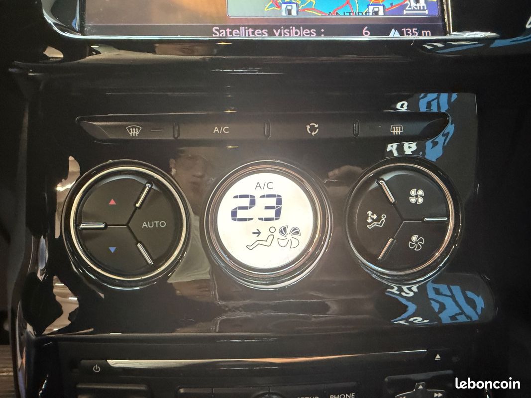Citroën DS3 Phase 2 1.6 e-HDi 92Ch So Chic - BOITE AUTO / RADAR DE RECUL / CLIM AUTO / BLUETOOTH / REGULATEUR DE VITESSE (image 23)