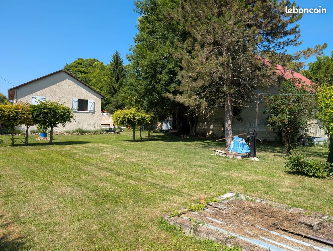 Grand terrain constructible · à Juvigny · 128 000 €