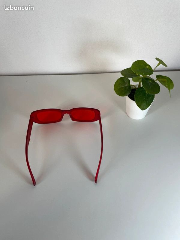 Lunettes rouges neuves (image 3)