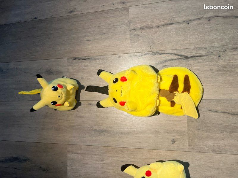 PELUCHE SAC À dos Bag officielle Pokémon Pikachu TOMY Nintendo +/- 38cm