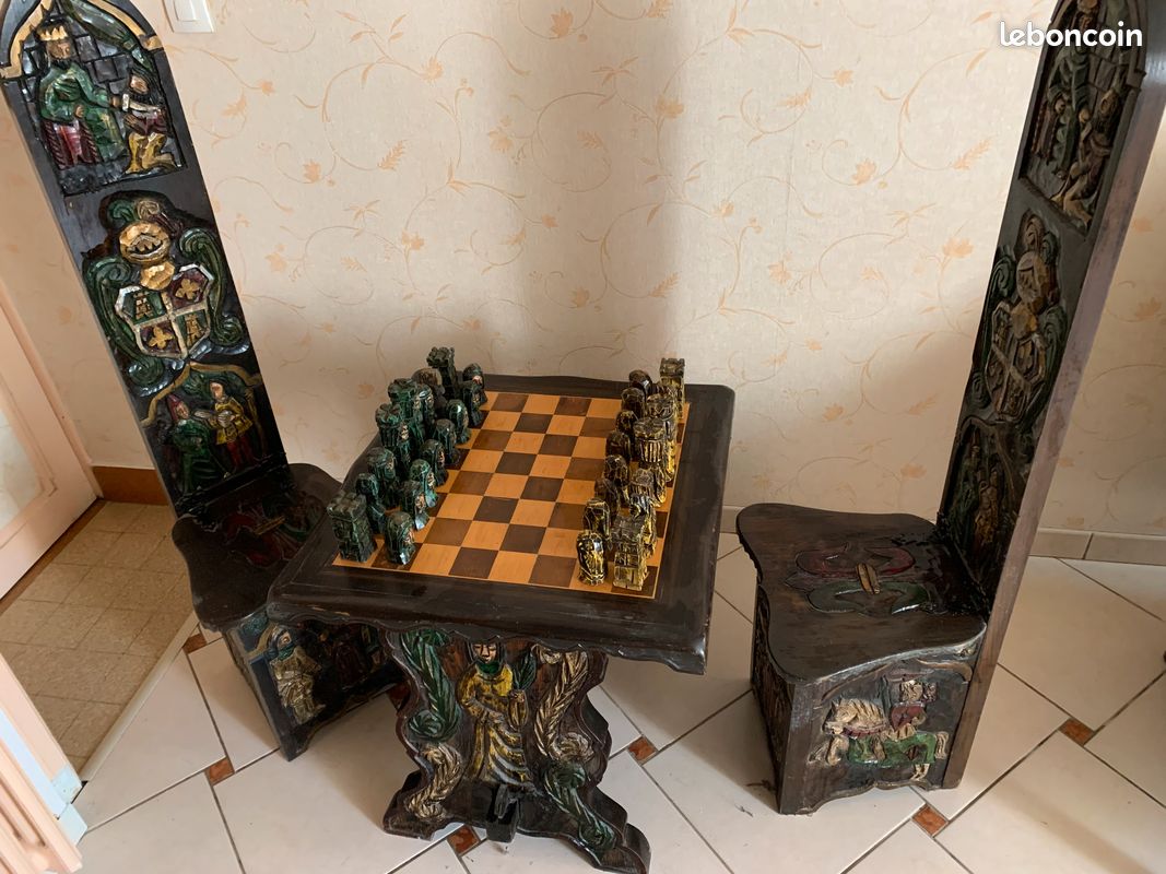 Table d'échec médiéval en bois sculpté (image 2)