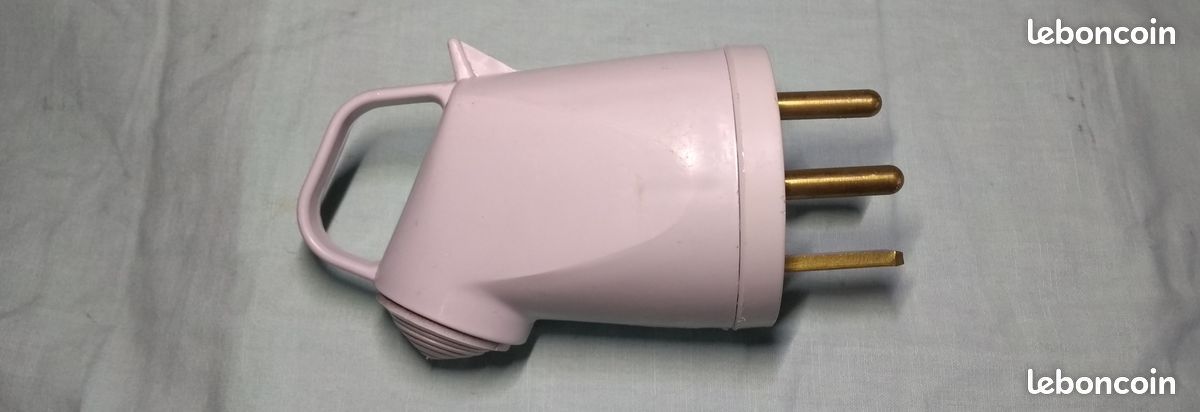 Fiche mâle Legrand 32A 400V Triphasé (3P+T) - Neuf Réf 055805 (image 2)