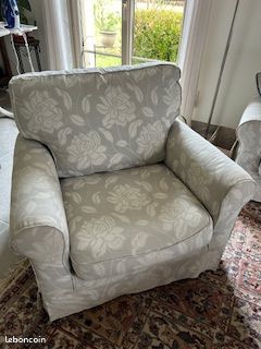 Elégant salon gris pâle et motifs blancs (image 2)