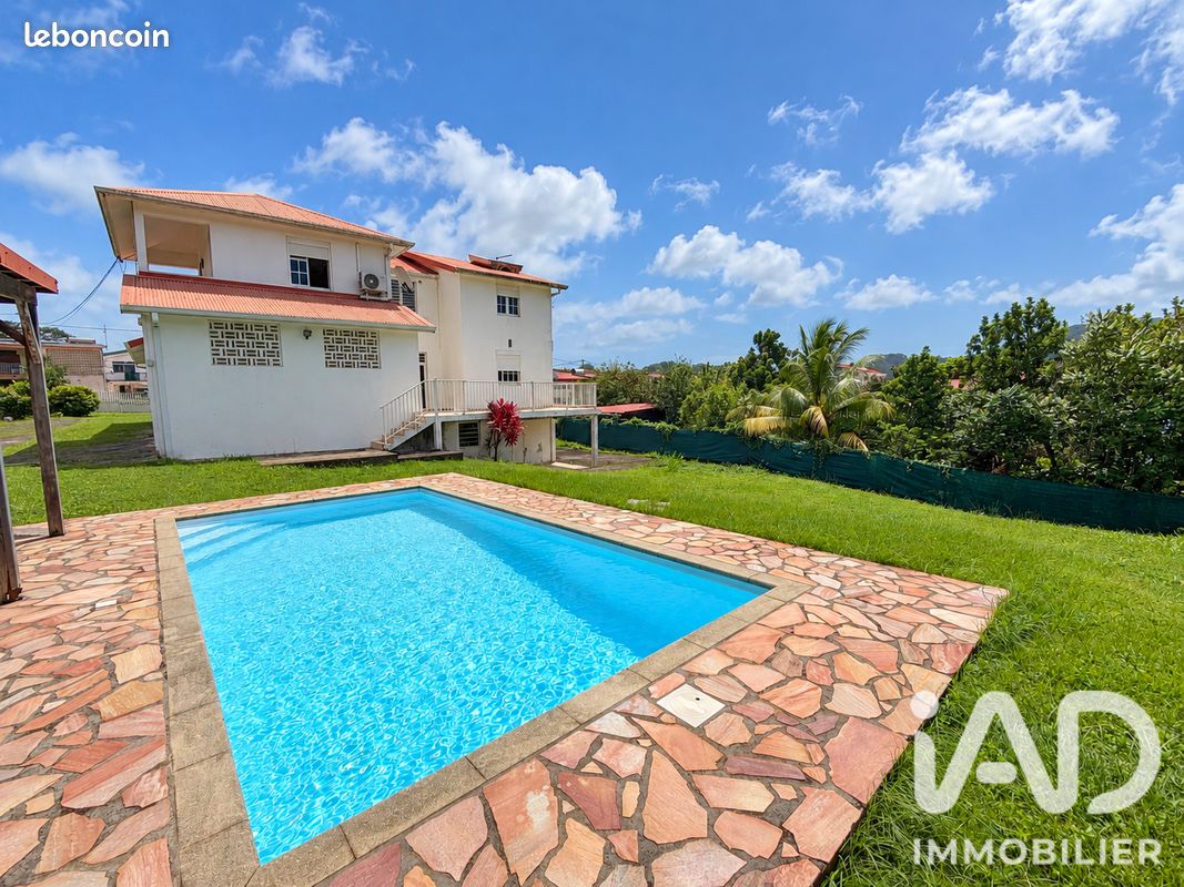 Maison 6 pièces 176 m² · au Robert · 176 m² · 2 900 €/mois