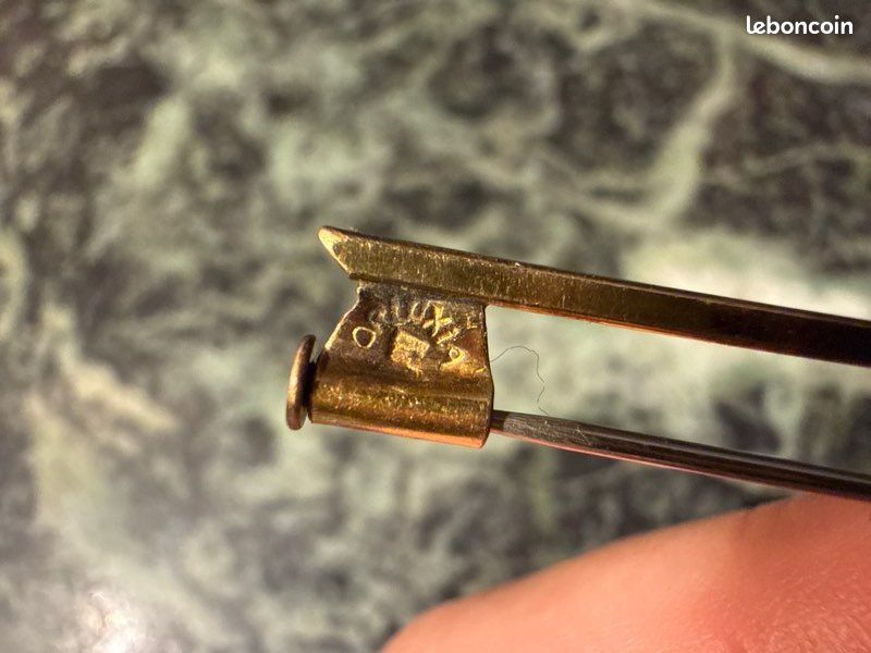 Broche en métal doré sertie d'une pierre bleue fantaisie ovale épaulée de petits motifs feuilles (L. 6,3 cm) (image 4)