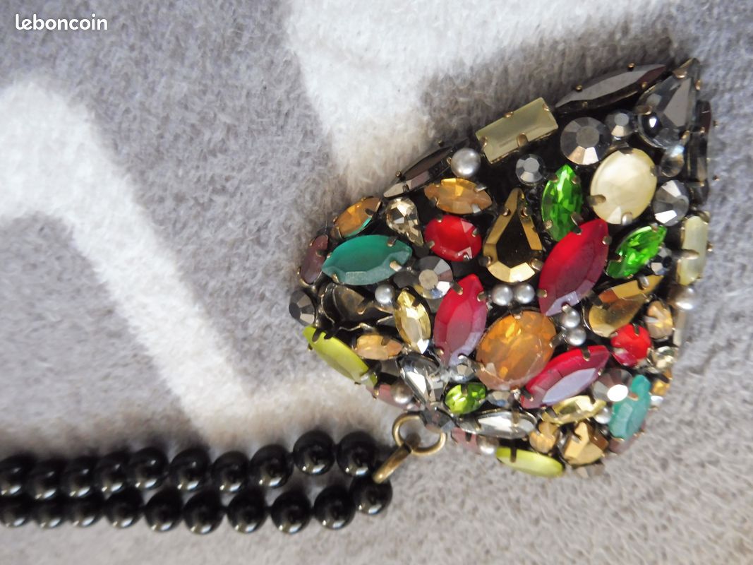 Collier long avec perles noir et pendentif cœur perles colorées très bon état (image 1)
