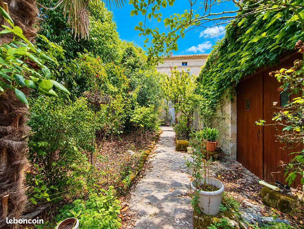 Maison 5 pièces 214 m² · à Brie-sous-Matha · 214 m² · 183 750 €