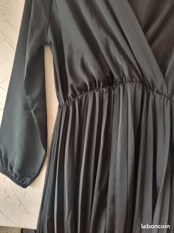 Robe noire longue plissé taille 36/38 (image 2)