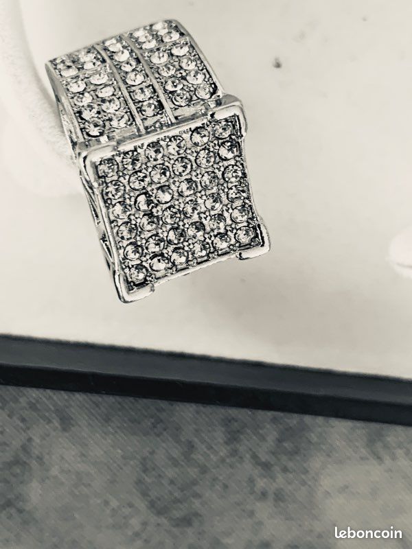 Bague Fantaisie chevalière neuve ornée de strass Diamètre intérieur 1,7 cm (image 2)