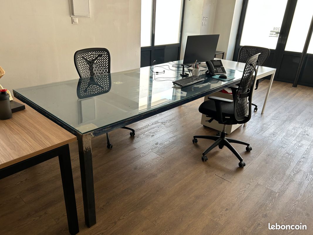 Grandes tables design uniques – en portes de conteneur/container maritime + plateau en verre (image 2)