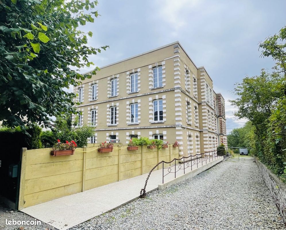 Immeuble 560 m² · à Crozant · 560 m² · 250 000 €