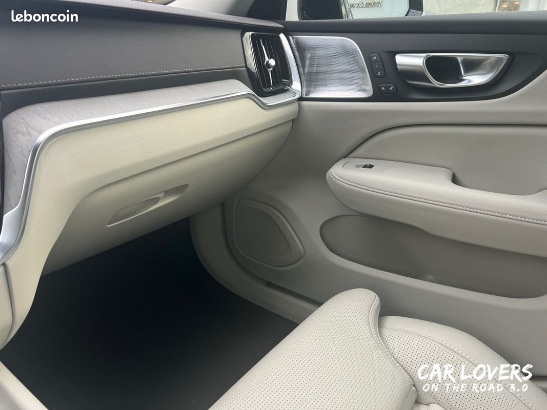 VOLVO V60 Micro hybride essence B4 197 ch DCT7 Ultra Style Dark (image 25)