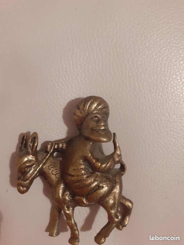 Une magnifique petite statuette en métal représentant un voyageur (image 1)